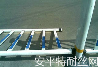 马路护栏